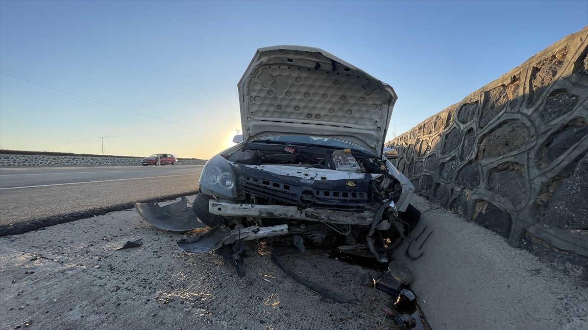 Şanlıurfa'nın Siverek ilçesinde istinat duvarına çarpan otomobildeki 4 kişi yaralandı.