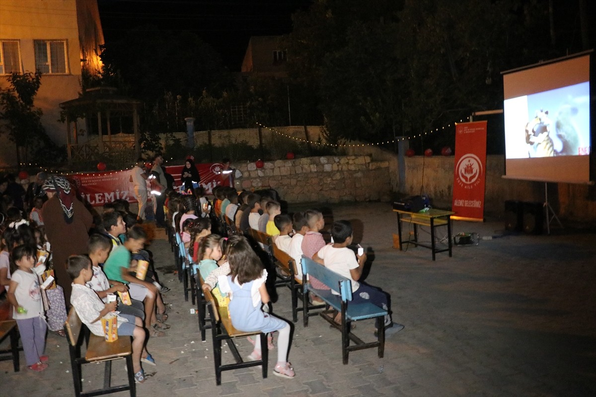 Siirt'te hayata geçirilen projeyle köylerde yaşayan aileler, yıldızların altında film izleme...
