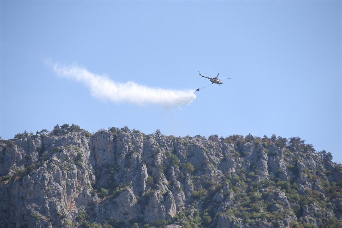 Sinop'un Durağan ilçesinde çıkan ve büyük ölçüde kontrol altına alınan orman yangınına ekiplerin...