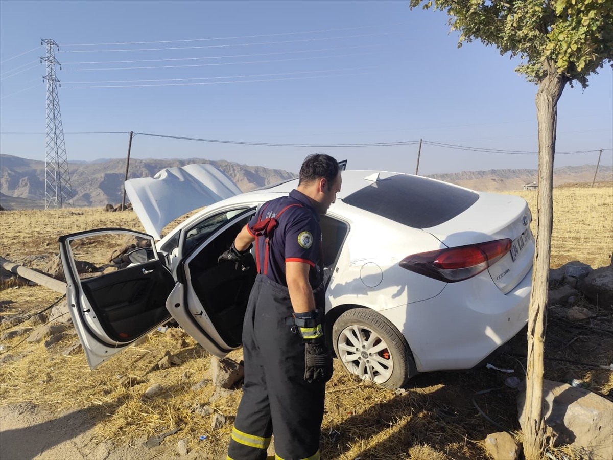 Şırnak'ın Cizre ilçesinde otomobilin şarampole devrilmesi sonucu 3 kişi yaralandı. Bölgeye 112...