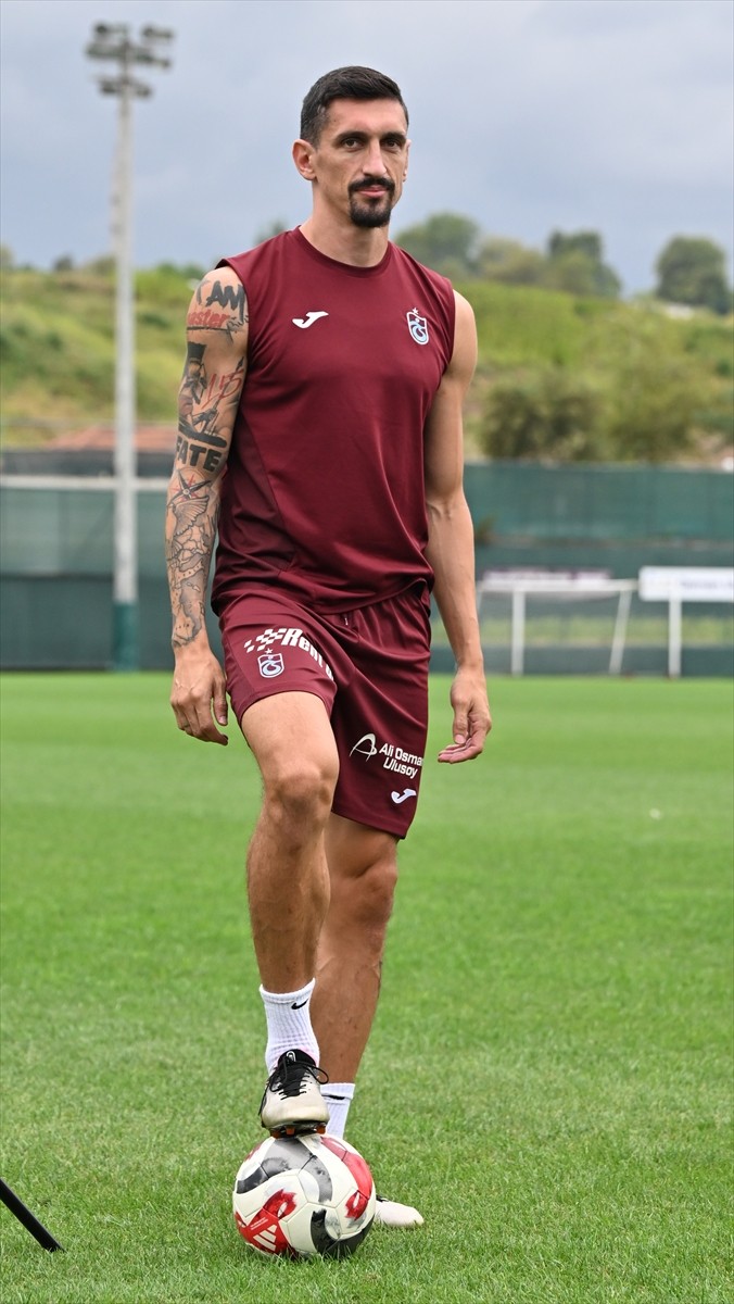 Tabzonspor'un savunma oyuncusu Stefan Savic, Mehmet Ali Yılmaz Tesisleri'nde düzenlediği basın...