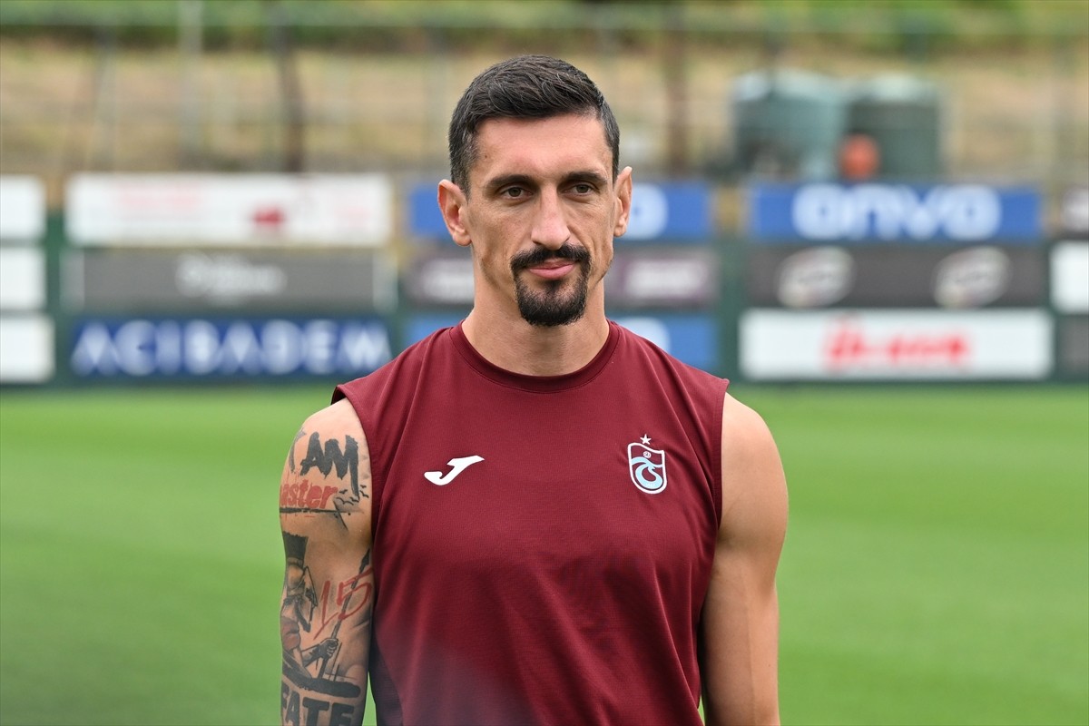 Tabzonspor'un savunma oyuncusu Stefan Savic, Mehmet Ali Yılmaz Tesisleri'nde düzenlediği basın...