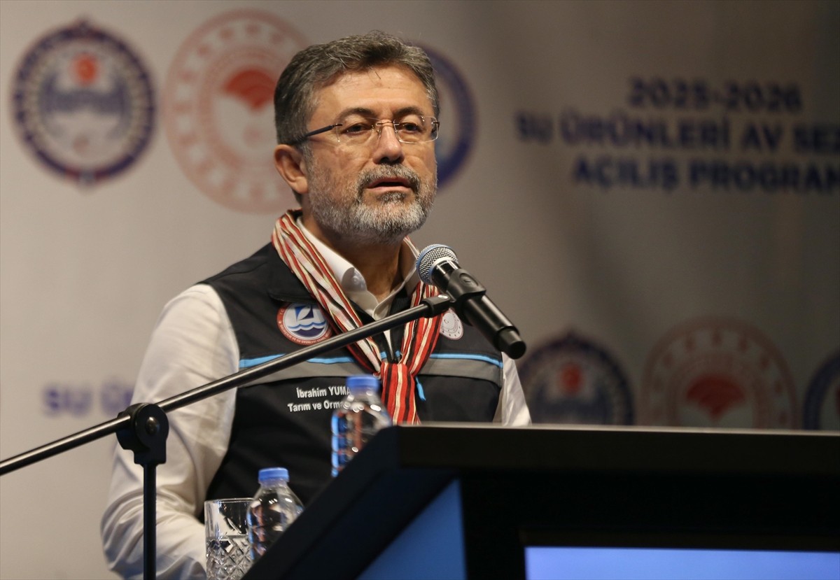 Tarım ve Orman Bakanı İbrahim Yumaklı, Çarşıbaşı ilçesindeki Yoroz Balıkçı Barınağı'nda düzenlenen...