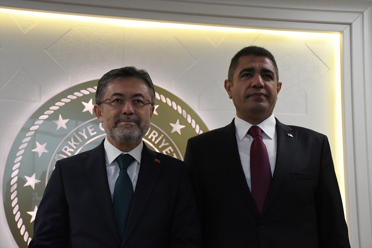 Tarım ve Orman Bakanı İbrahim Yumaklı (sağ 2), Düzce'de ziyaretlerde bulundu. Düzce Valiliği'ni...