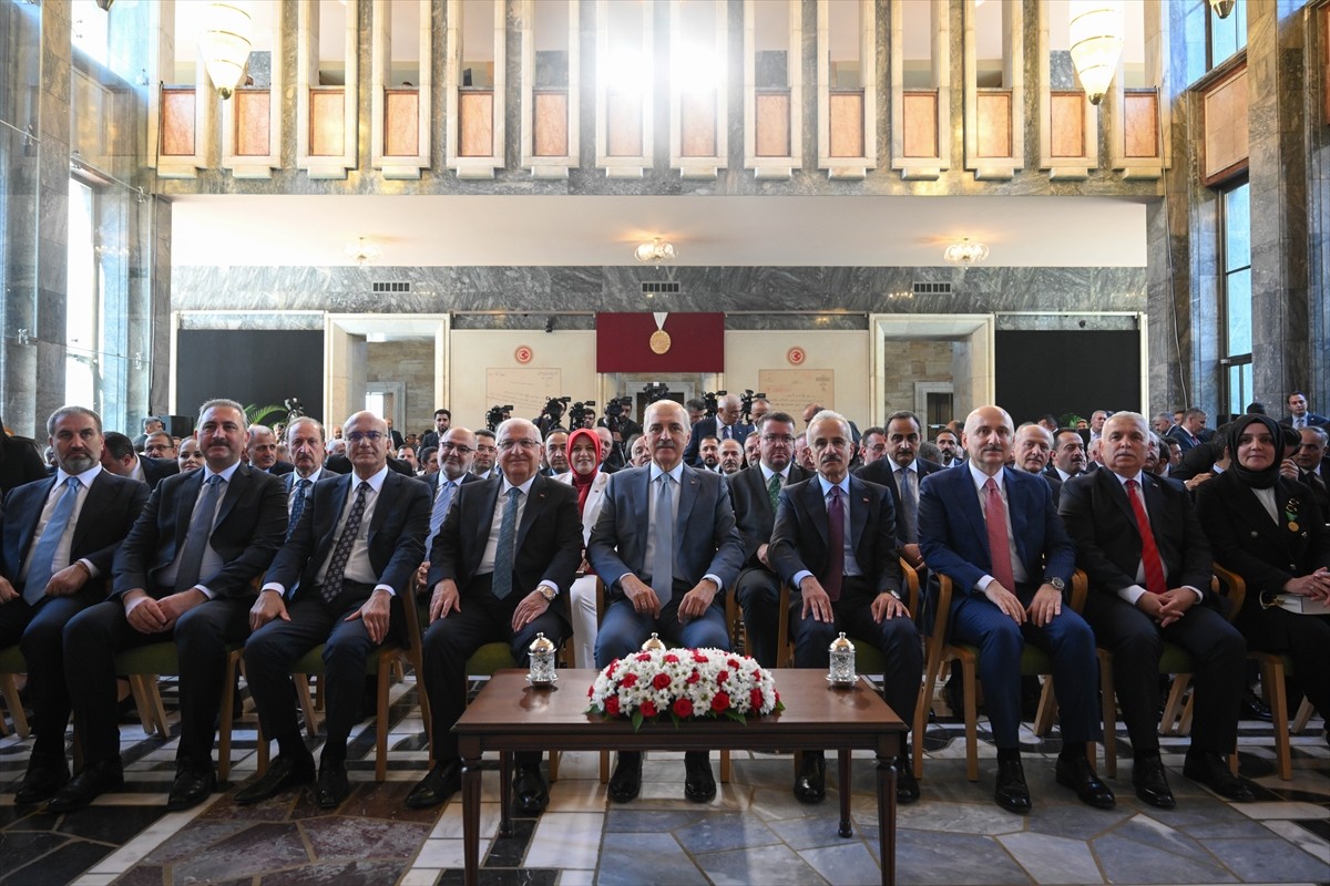 TBMM tarafından 1924 yılında İstiklal Madalyası'yla ödüllendirilen Trabzon'a verilecek "İstiklal...