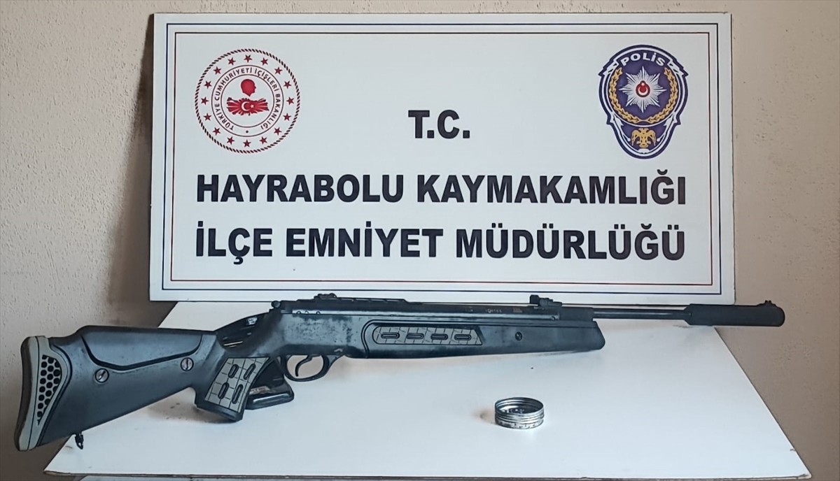 Tekirdağ'ın Hayrabolu ilçesinde düzenlenen 33. Ayçiçeği Festivali'ndeki konserin ardından rap...