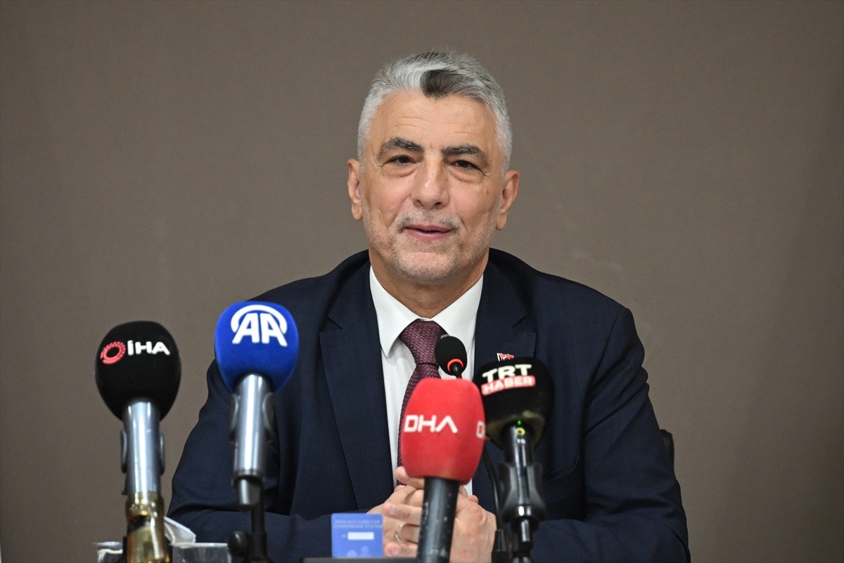 Ticaret Bakanı Ömer Bolat, Ankara Ticaret Borsasını (ATB) ziyaret ederek burada açıklamalarda...