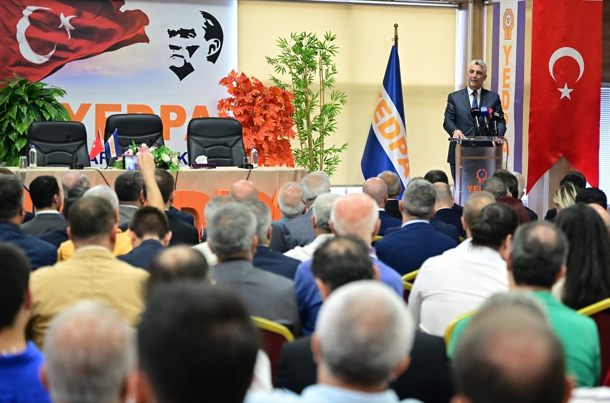 Ticaret Bakanı Ömer Bolat, YEDPA Ticaret Merkezi'nde otomotiv sektörünün temsilcileriyle bir araya...