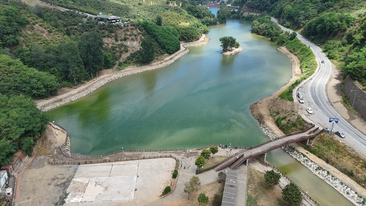 Trabzon'un Akçaabat ilçesinde yer alan Sera Gölü'nün yüzeyindeki biriken 30 kamyon çöp...