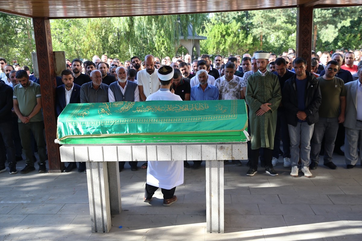 Trabzon'un Çaykara ilçesinde, gelin alma töreninde silahla havaya ateş açılması sonucu yaşamını...