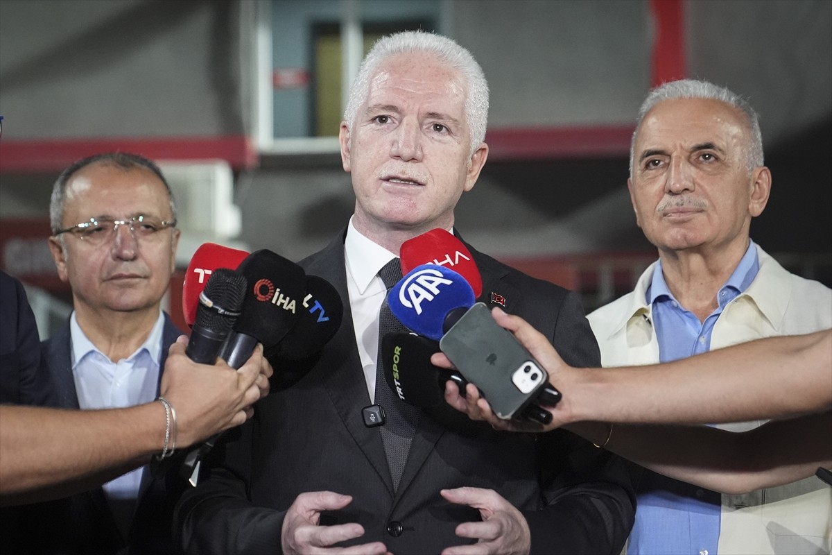 Trendyol 1. Lig'de 2025-2026 sezonu Eminevim Ümraniyespor-Manisa FK karşılaşmasıyla başlarken...