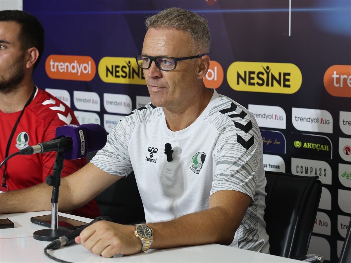 Trendyol 1. Lig'de 2025-2026 sezonunun ilk haftasında, Bandırmaspor ile Sakaryaspor, Bandırma 17...