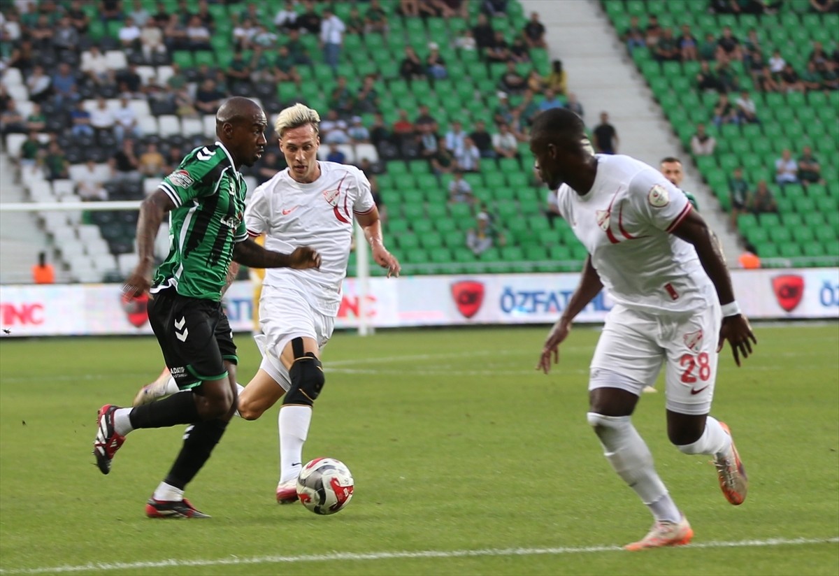 Trendyol 1. Lig'in 4. haftasında Sakaryaspor ile Boluspor, Yeni Atatürk Stadı'nda karşılaştı....