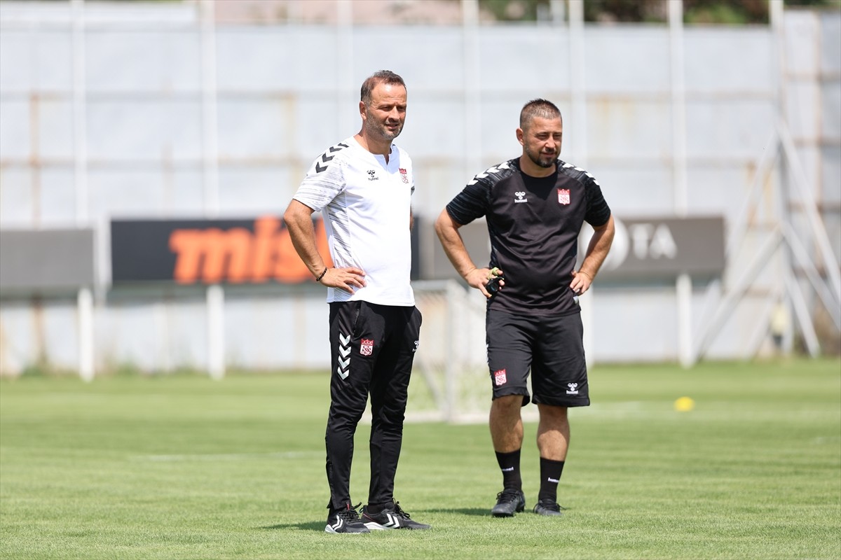 Trendyol 1. Lig ekiplerinden Sivasspor'un teknik direktörü Osman Zeki Korkmaz, "doğru ekonomiyle...