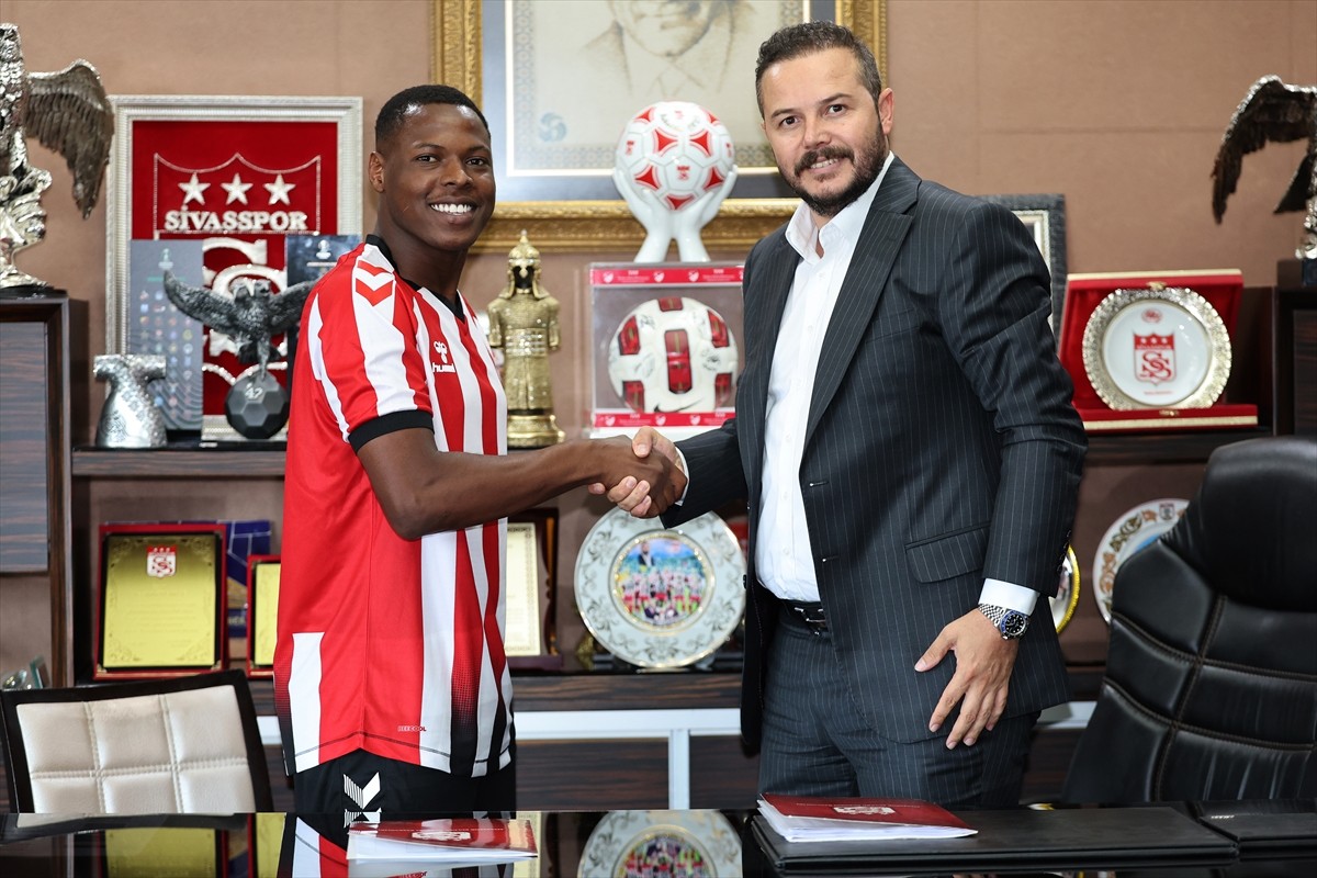 Trendyol 1. Lig ekiplerinden Sivasspor, sağ kanat oyuncusu Luan Campos'ı (solda) renklerine...