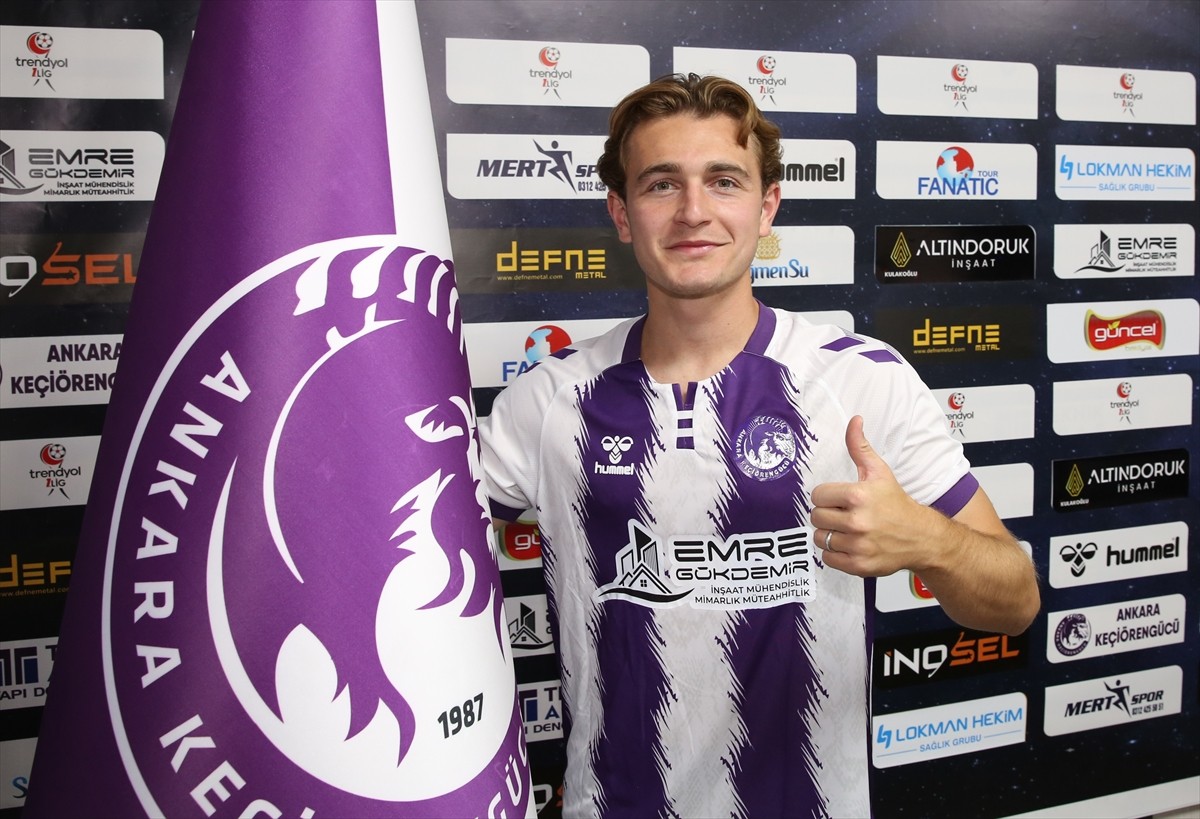 Trendyol 1. Lig takımlarından Emre Gökdemir İnşaat Ankara Keçiörengücü, santrfor Ali Akman ile 3...