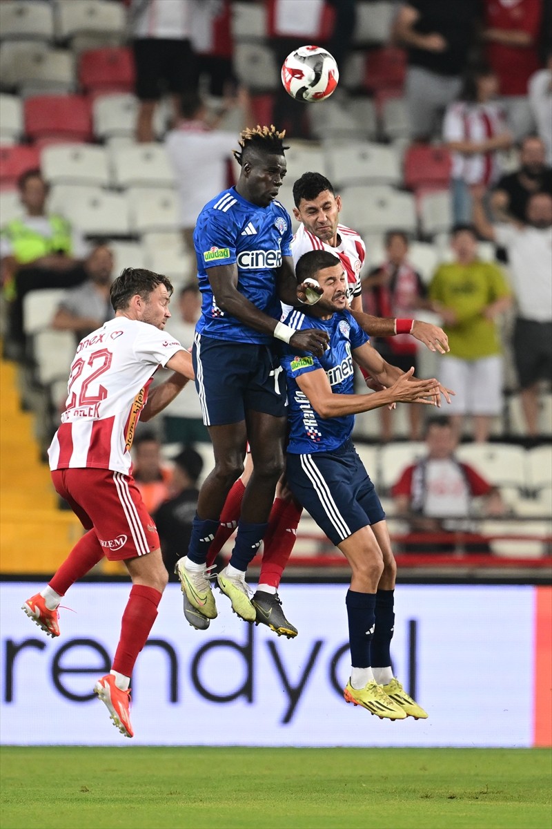Trendyol Süper Lig'in ilk haftasında Hesap.com Antalyaspor ile Kasımpaşa takımları Corendon...