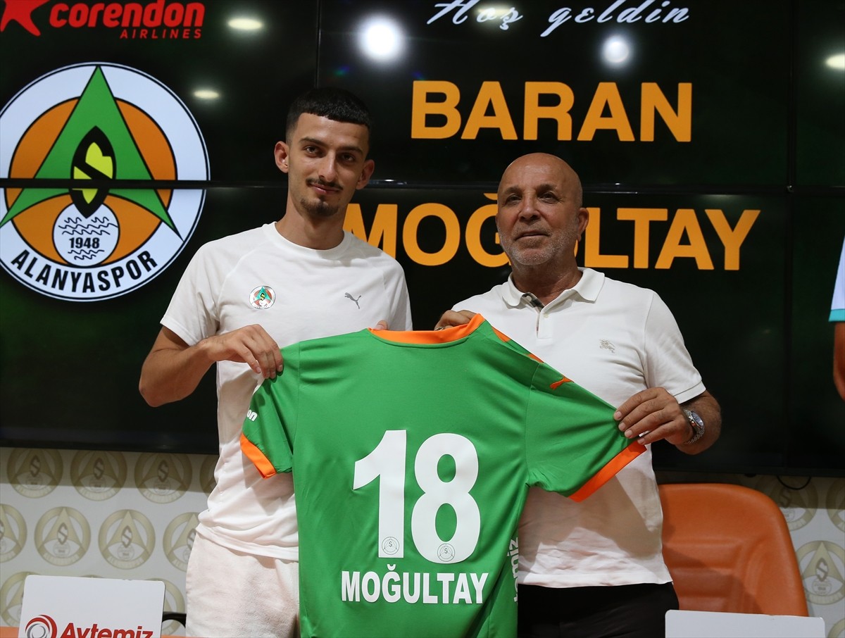 Trendyol Süper Lig ekibi Corendon Alanyaspor, kadrosuna kattığı 4 oyuncu için imza töreni...