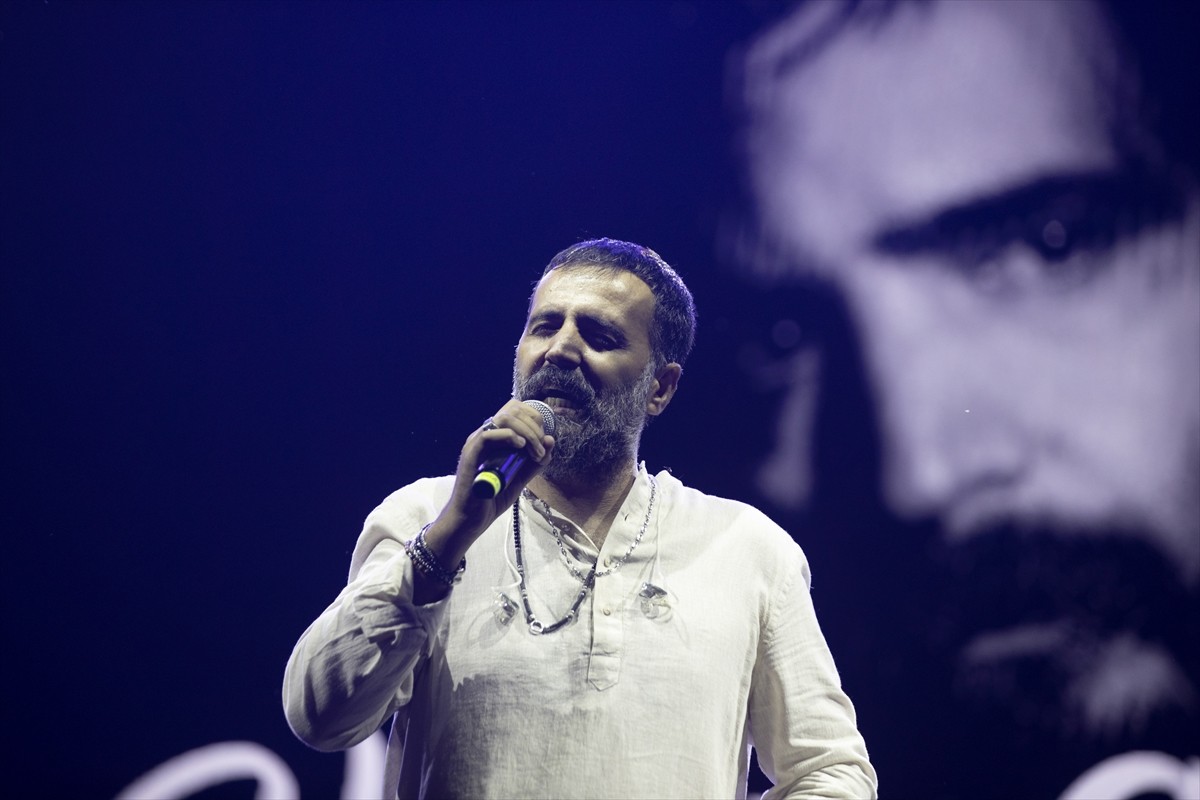 Tunceli’de düzenlenen Mameki Fest etkinlikleri kapsamında şarkıcı Buray (fotoğrafta) ve müzisyen...