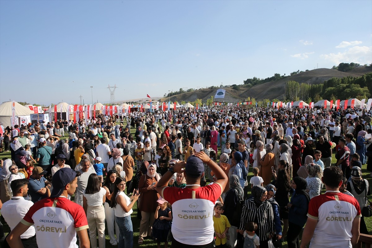 Türk Hava Kuvvetlerinin akrobasi timi Türk Yıldızları, Malazgirt Zaferi'nin 954. yıl dönümü...