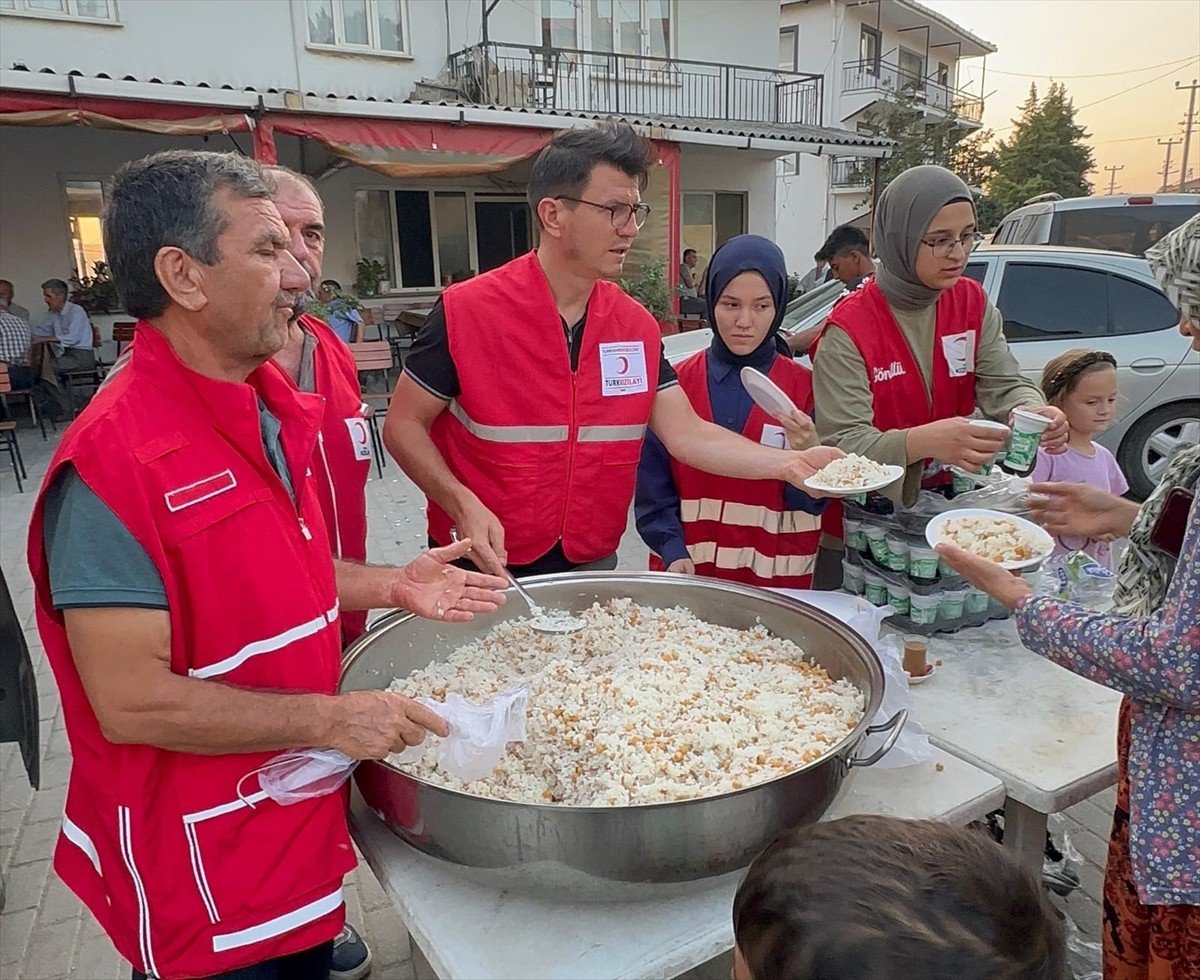 Türk Kızılay, Balıkesir Sındırgı merkezli 6,1'lik depremden etkilenen vatandaşlar için...