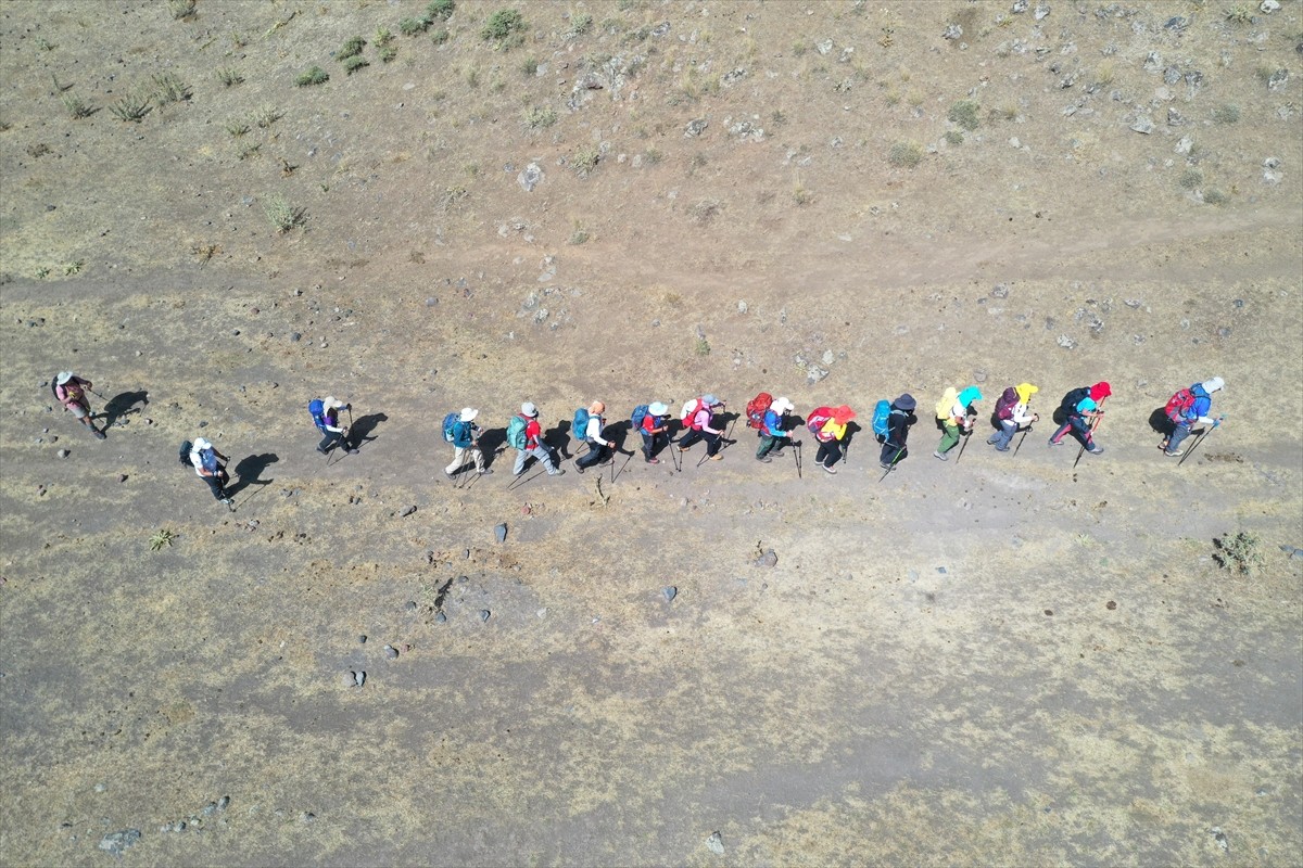 Türkiye'nin en yüksek noktası Ağrı Dağı, zirvesindeki kar, buzul örtüsü ve soğuk havasıyla yaz...