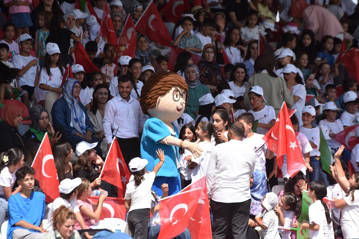 Türkiye Gençlik Vakfı (TÜGVA) tarafından Van'da açılan yaz okulunun kapanış programı yapıldı. Van...