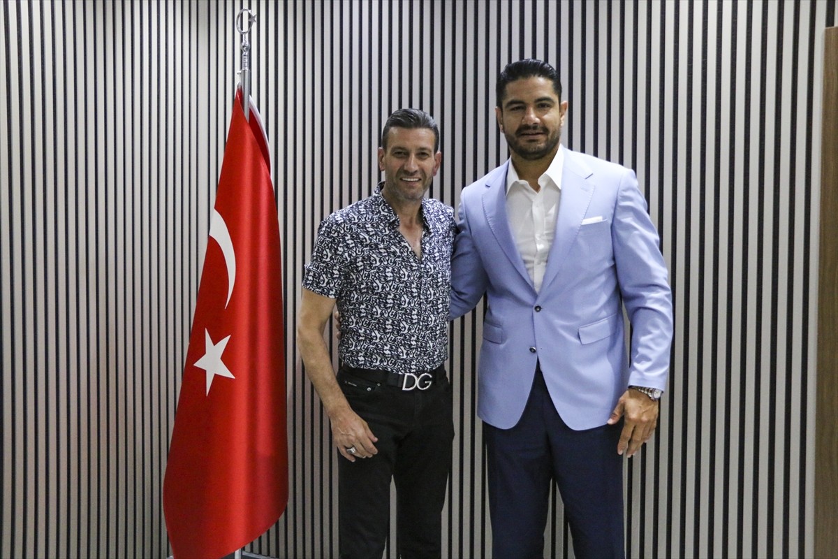 Türkiye Güreş Federasyonu Başkanı Taha Akgül (sağda), Türkiye Boks Federasyonu Başkanı Suat...