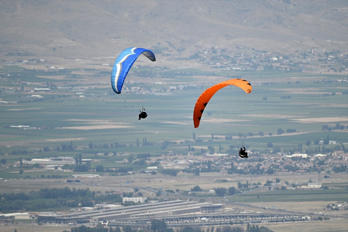 Türkiye Yamaç Paraşütü Şampiyonası ve Dünya Kupası Ön Eleme Şampiyonası başladı. Türkiye Hava...