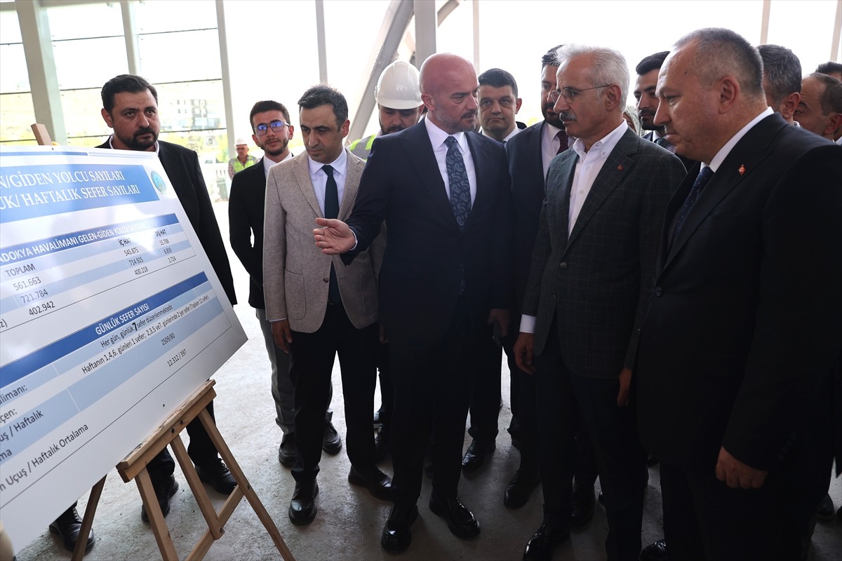 Ulaştırma ve Altyapı Bakanı Abdulkadir Uraloğlu (ortada), Nevşehir'de Kapadokya Havalimanı'nda...