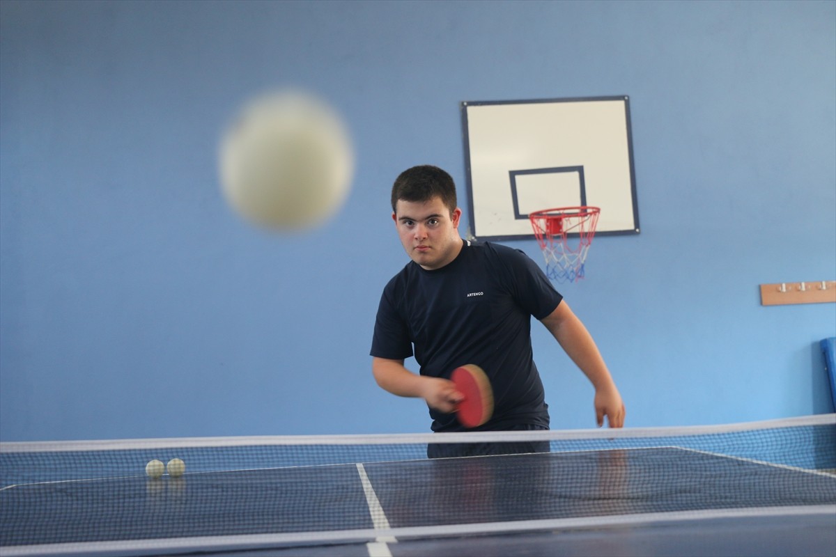 Adana'da gittiği rehabilitasyon merkezinde yeteneğinin keşfedilmesiyle masa tenisine yönlendirilen...