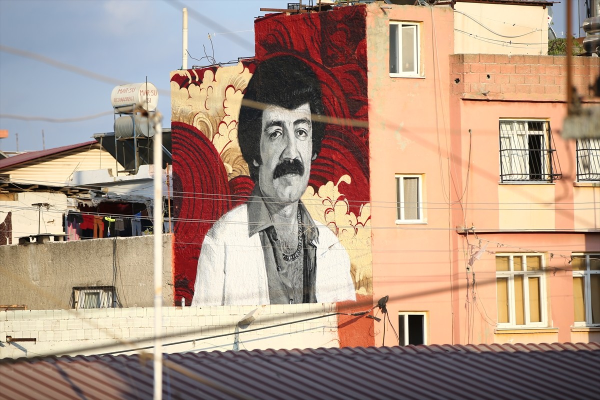 Adana'nın merkez Seyhan ilçesi Hürriyet Mahallesi'nde büyüyen arabesk müziğin unutulmaz isimleri...