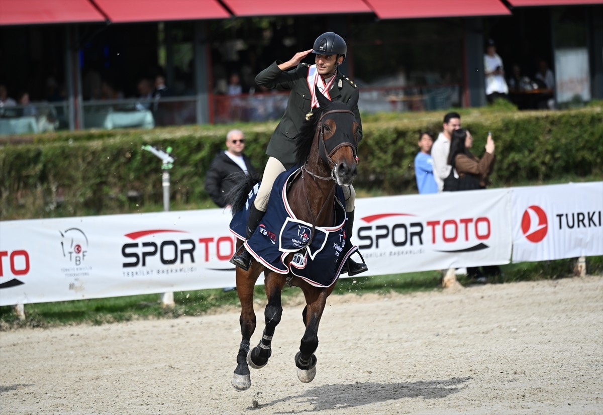 Ankara Atlı Spor Kulübü'nde düzenlenen engel atlamanın en prestijli yarışması Cumhurbaşkanlığı...