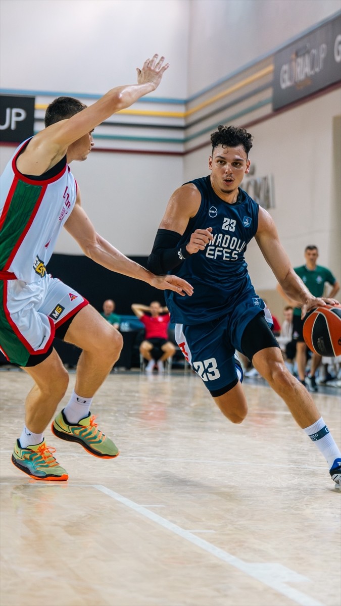 Antalya'da düzenlenen "Gloria Pre-Season Games 2025" basketbol turnuvasında Türkiye Sigorta...