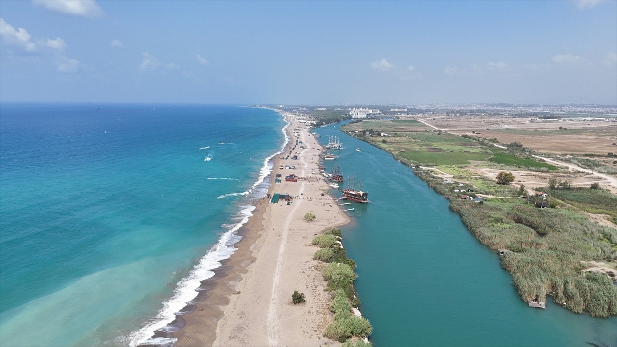 Antalya'nın önemli turizm merkezlerinden Manavgat'ta şelalenin döküldüğü ırmaktan yola çıkan...