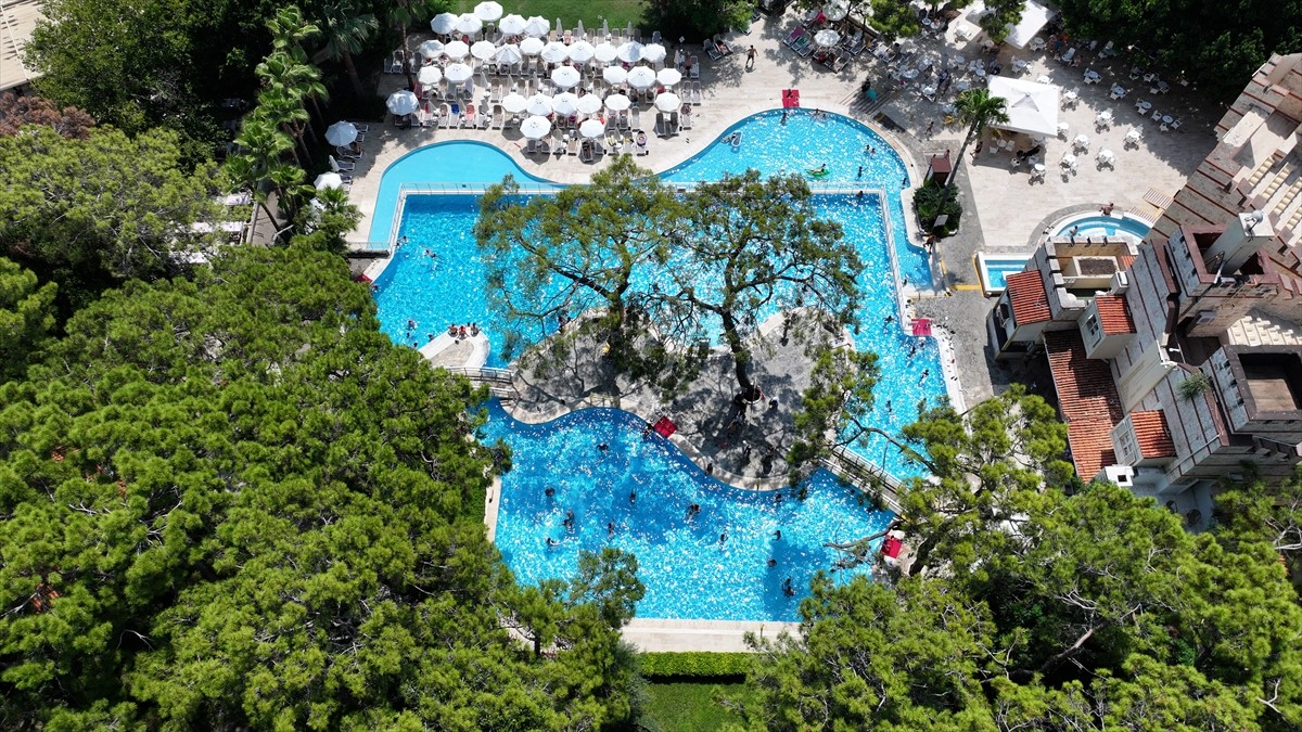 Antalya, yılın 8 ayında, hava yoluyla gelen 11 milyon 702 bin 733 yabancı turisti misafir etti. 