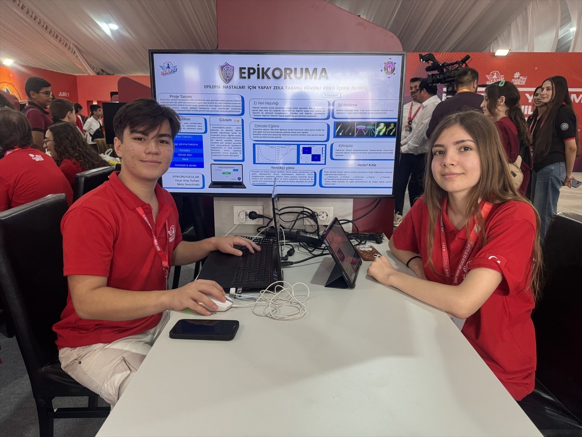 Aydın Fen Lisesinden iki öğrenci, epilepsi hastalarının video izlerken rahatsızlıklarını...
