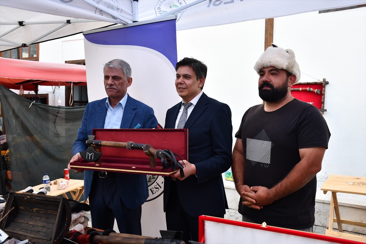 Bilecik'in Gölpazarı ilçesinde, 3 gün sürecek Gölpazarı İpek Yolu Kültür Sanat Festivali başladı....