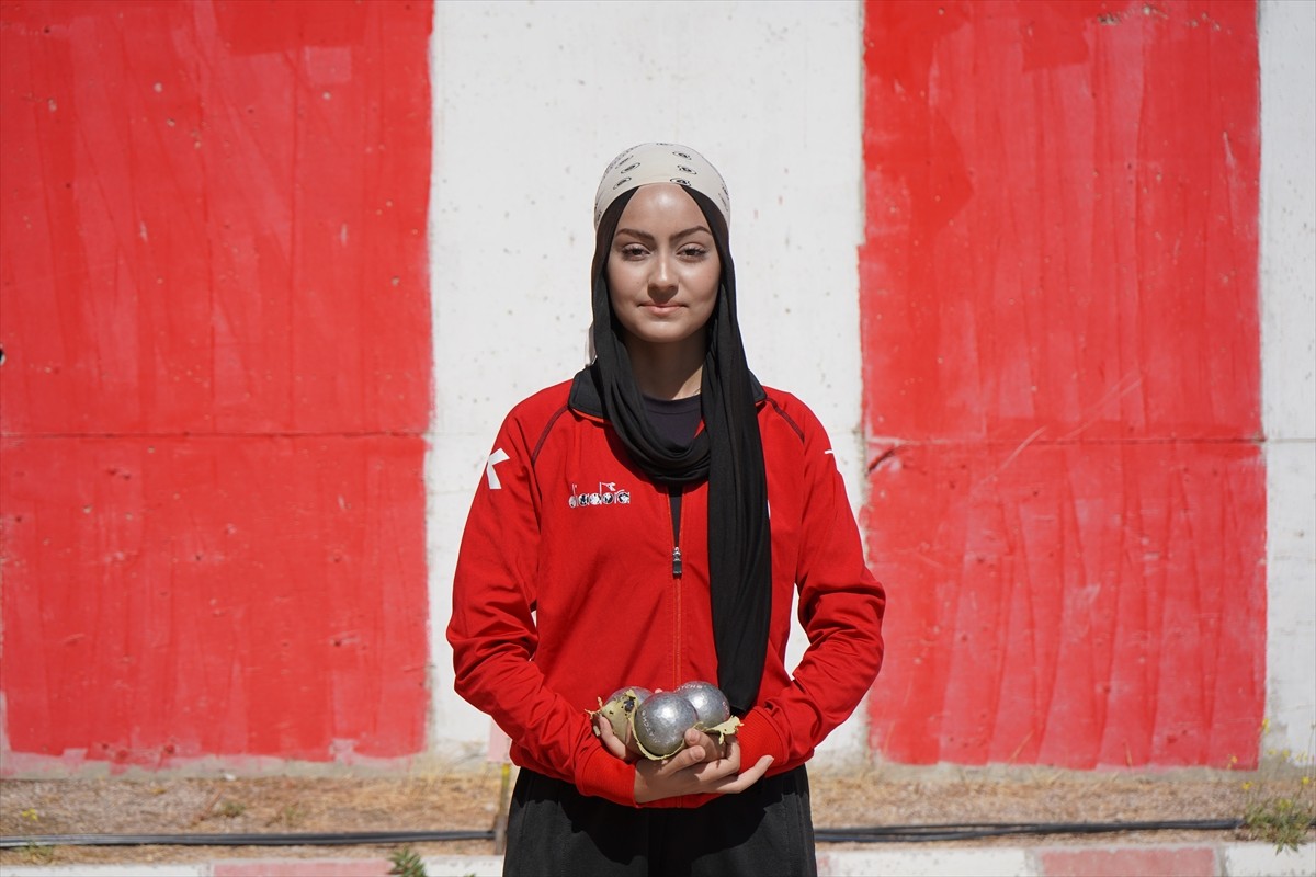 Bocce Milli Takımı'na seçilen Ayşenur Nazlı Korkmaz, dünya şampiyonasında dereceye girmeyi...