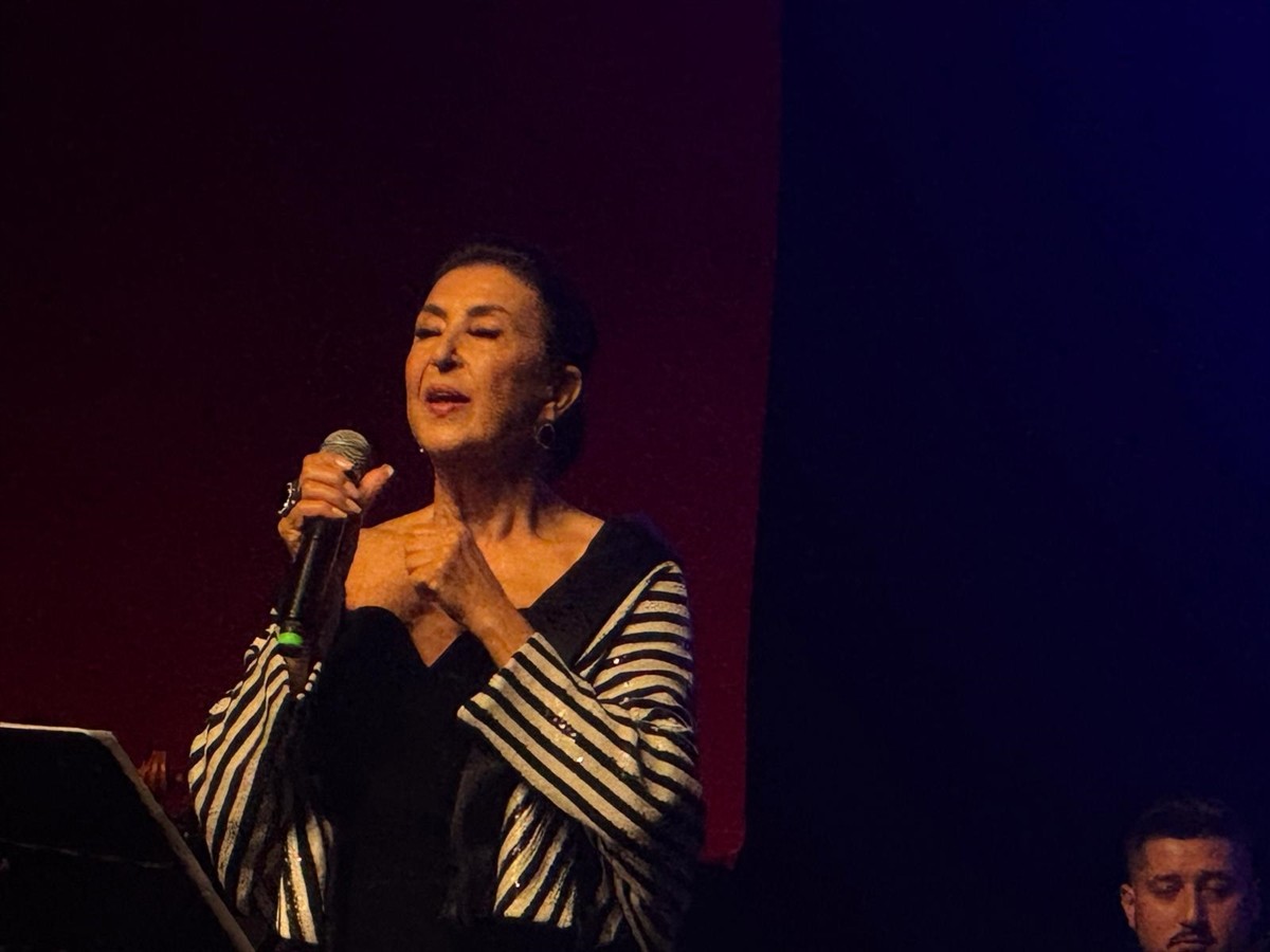 Bursa'da düzenlenen "Zeki Müren'i Anma Gecesi"nde Yıldırım Bekçi ve Melihat Gülses, Zeki Müren'in...