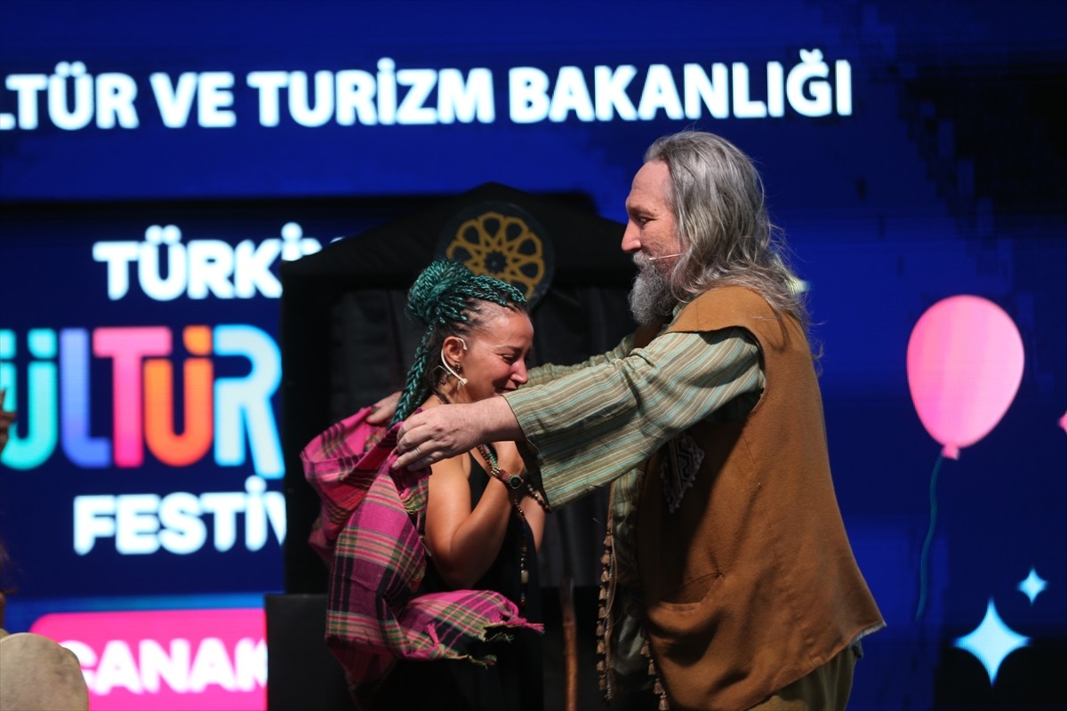 Çanakkale'de yaşayan kukla ve Karagöz sanatçısı Müzeyyen Aslan, ustası Mehmet Tahir İkiler...