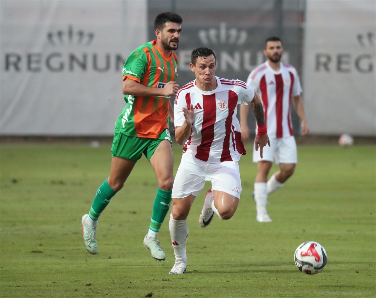 Corendon Alanyaspor, hazırlık maçında Hesap.com Antalyaspor'u 1-0 mağlup etti.