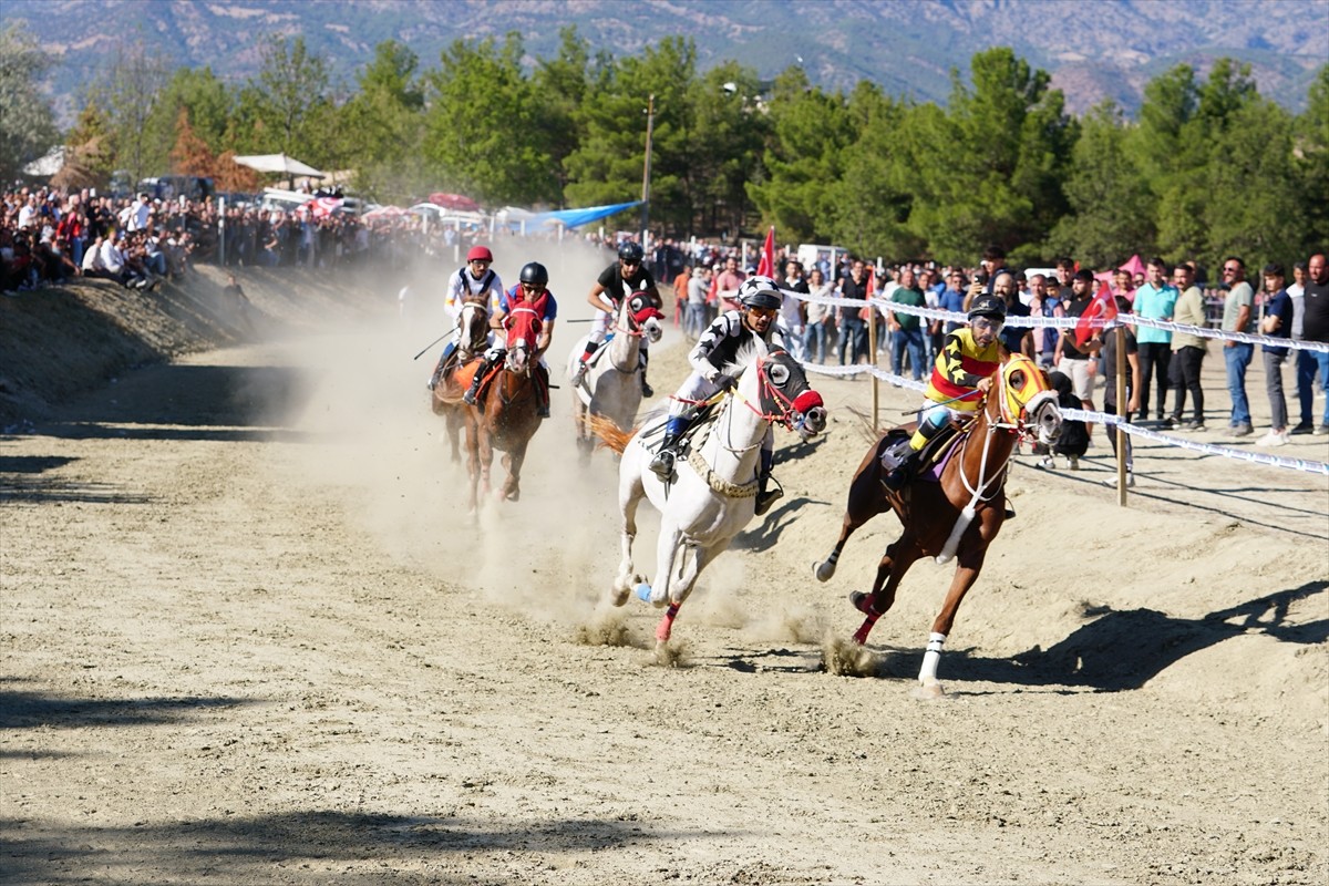Çorum'un Osmancık ilçesinde rahvan at yarışları düzenlendi. Pırlanta Pirinç Kültür ve Sanat...