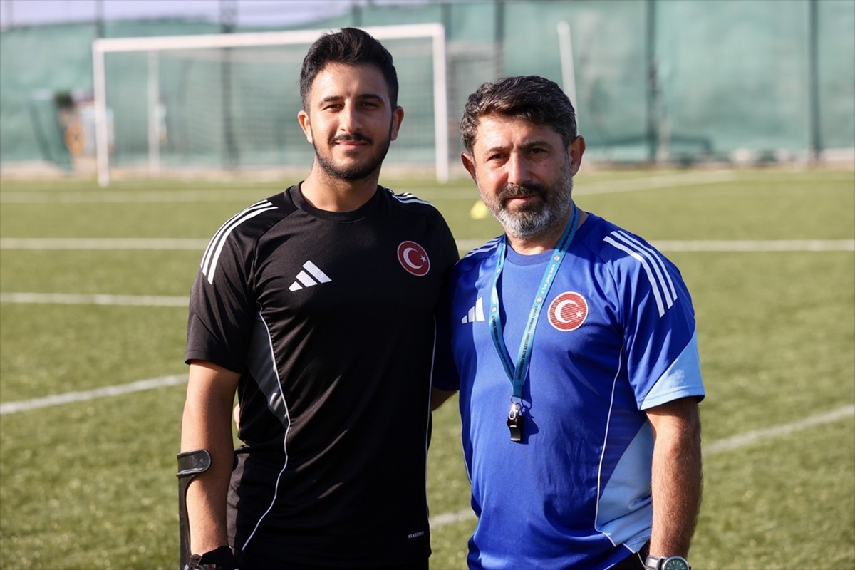 Doğuştan bedensel engelli 23 yaşındaki Eyüp Alparslan(solda), televizyonda izleyip hayalini...