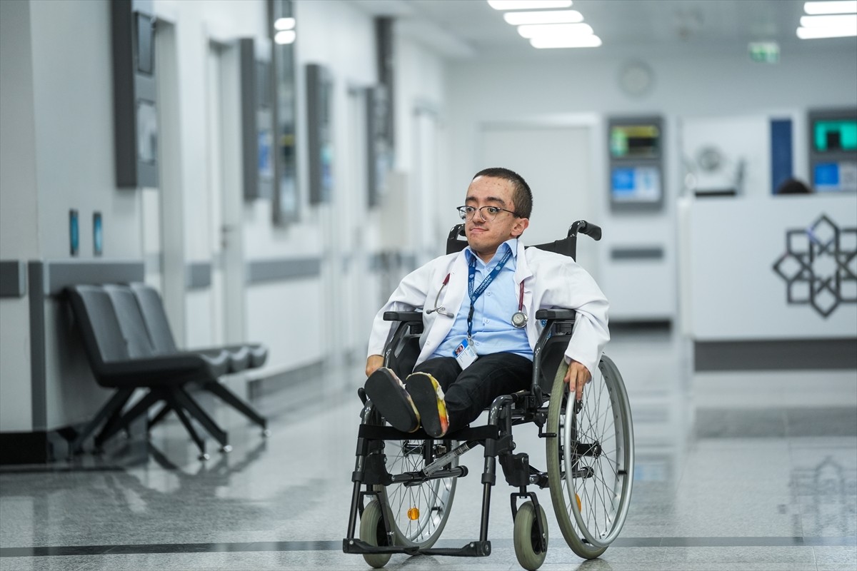 Doğuştan cam kemik hastalığıyla (osteogenesis imperfecta) yaşamını sürdüren 24 yaşındaki intörn...