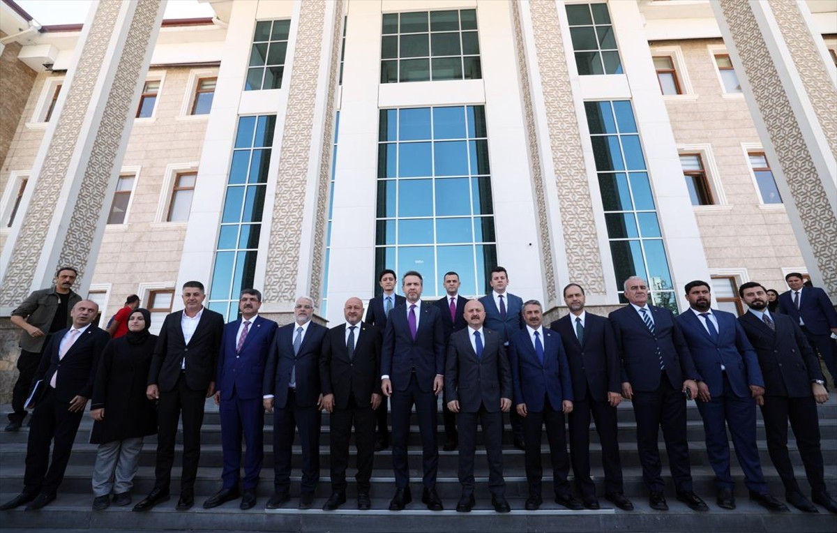 Enerji ve Tabii Kaynaklar Bakanı Alparslan Bayraktar, Adıyaman Valiliği'ni ziyaret etti.