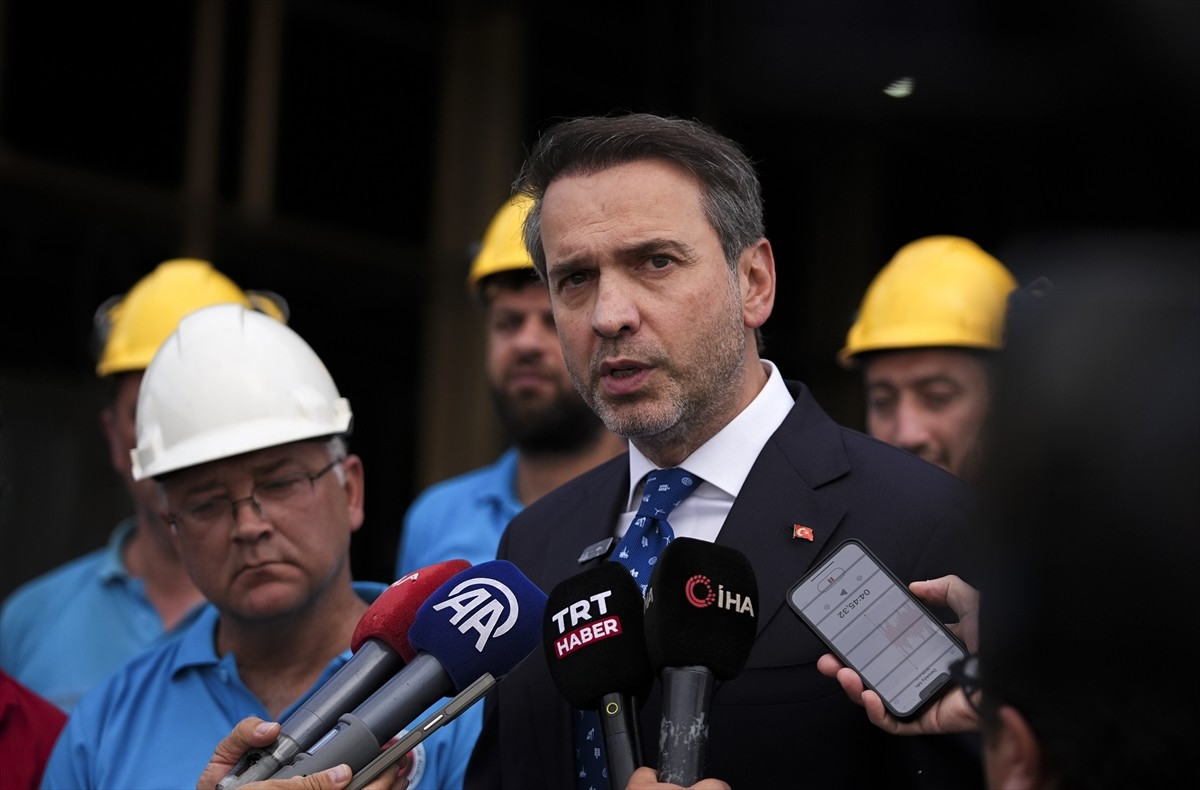 Enerji ve Tabii Kaynaklar Bakanı Alparslan Bayraktar, Manisa'nın Soma ilçesindeki Dereköy Maden...