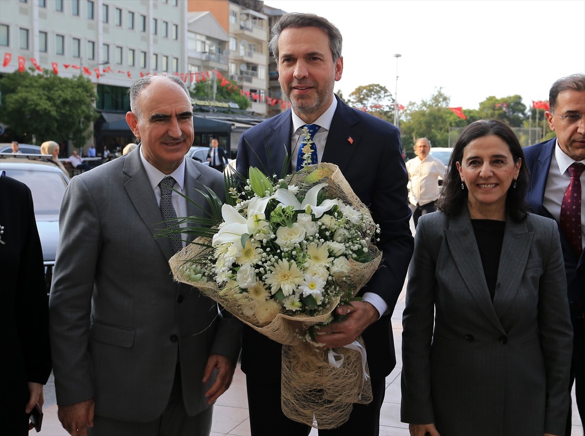 Enerji ve Tabii Kaynaklar Bakanı Alparslan Bayraktar (ortada), Manisa Valiliği'ni ziyaret etti.