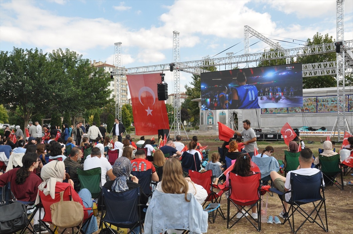 Eskişehir'de vatandaşlar, A Milli Kadın Voleybol Takımı'nın 2025 FIVB Dünya Şampiyonası'nın...