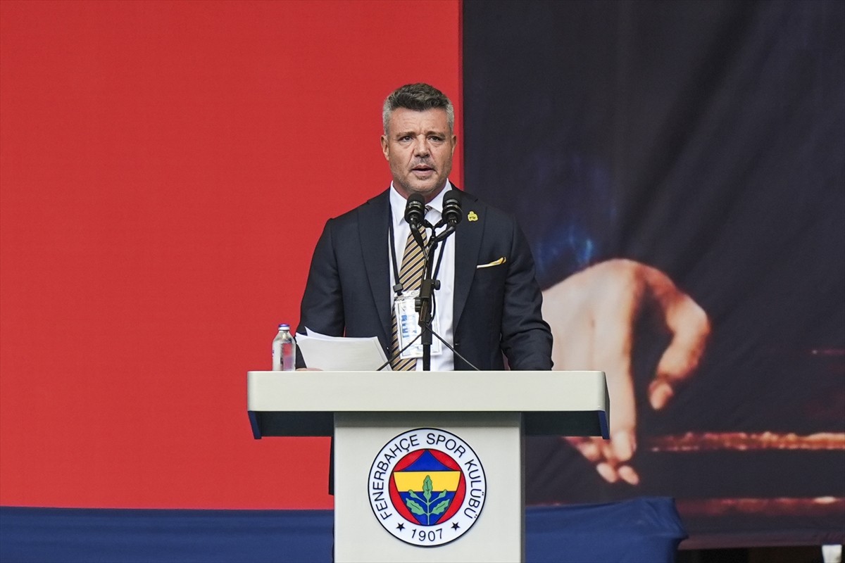 Fenerbahçe Kulübü Başkan Adayı Sadettin Saran, Chobani Stadı'nda yapılan genel kurulda konuşma...